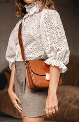 lifestyle-portrait-2-embosse-lezard-camel