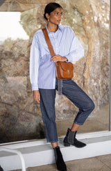 lifestyle-portrait-1-embosse-lezard-camel