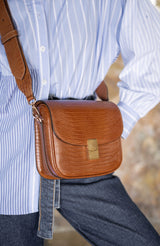 lifestyle-portrait-2-embosse-lezard-camel