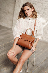 lifestyle-portrait-1-embosse-lezard-camel